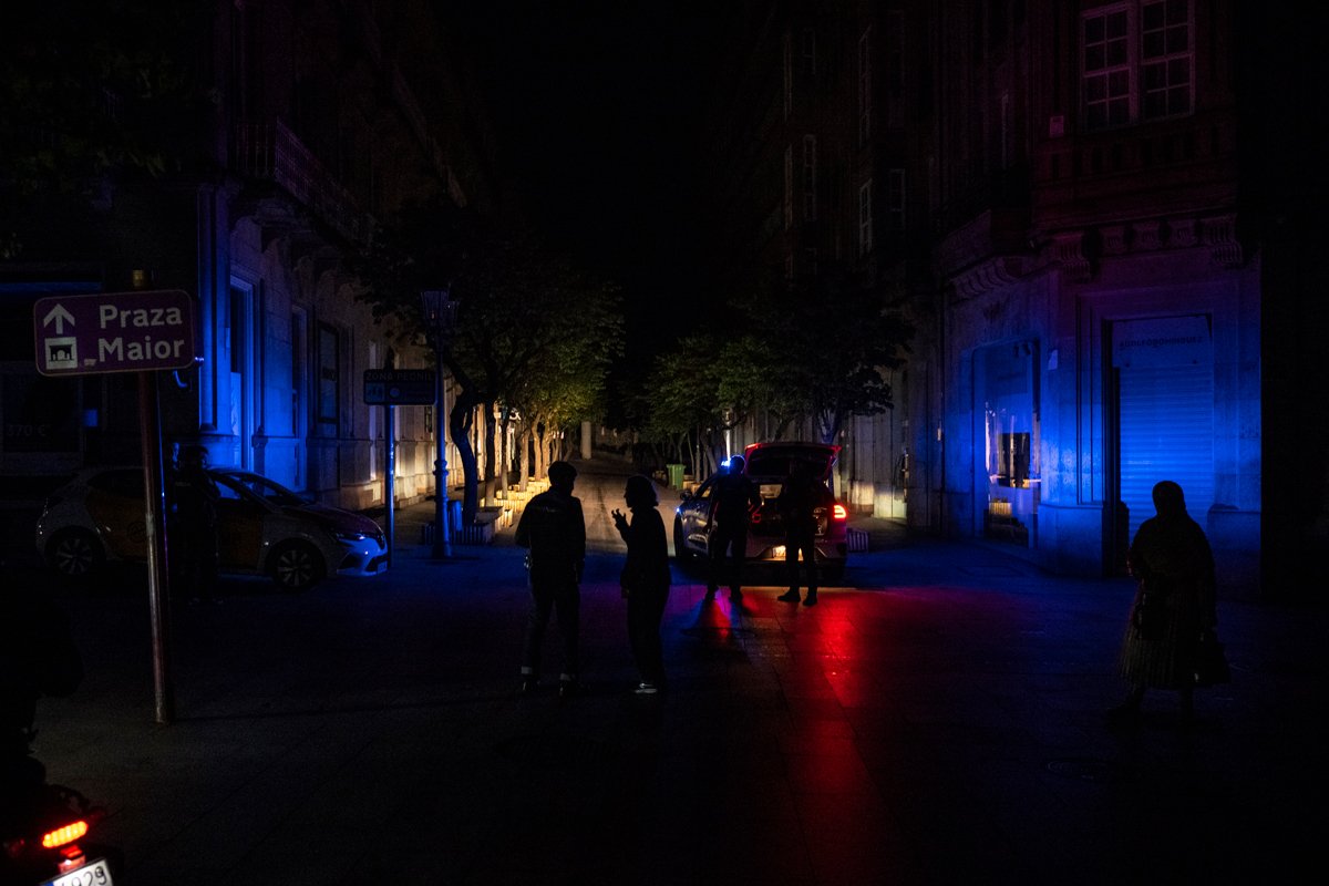 Сотрудники полиции приехавшие на вызов в Оренсе, Испания, 28 апреля 2025 года. Фото: Brais Lorenzo / EPA