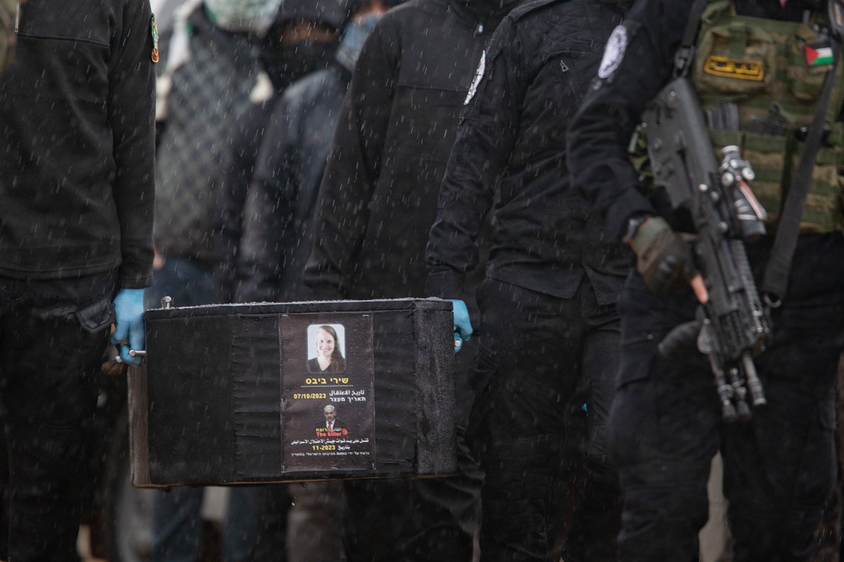 Боевики несут гроб с телом Шири Бибас перед передачей представителям Красного Креста в Хан-Юнисе,  Газа , 20 февраля 2025 года. Фото: Haitham Imad / EPA