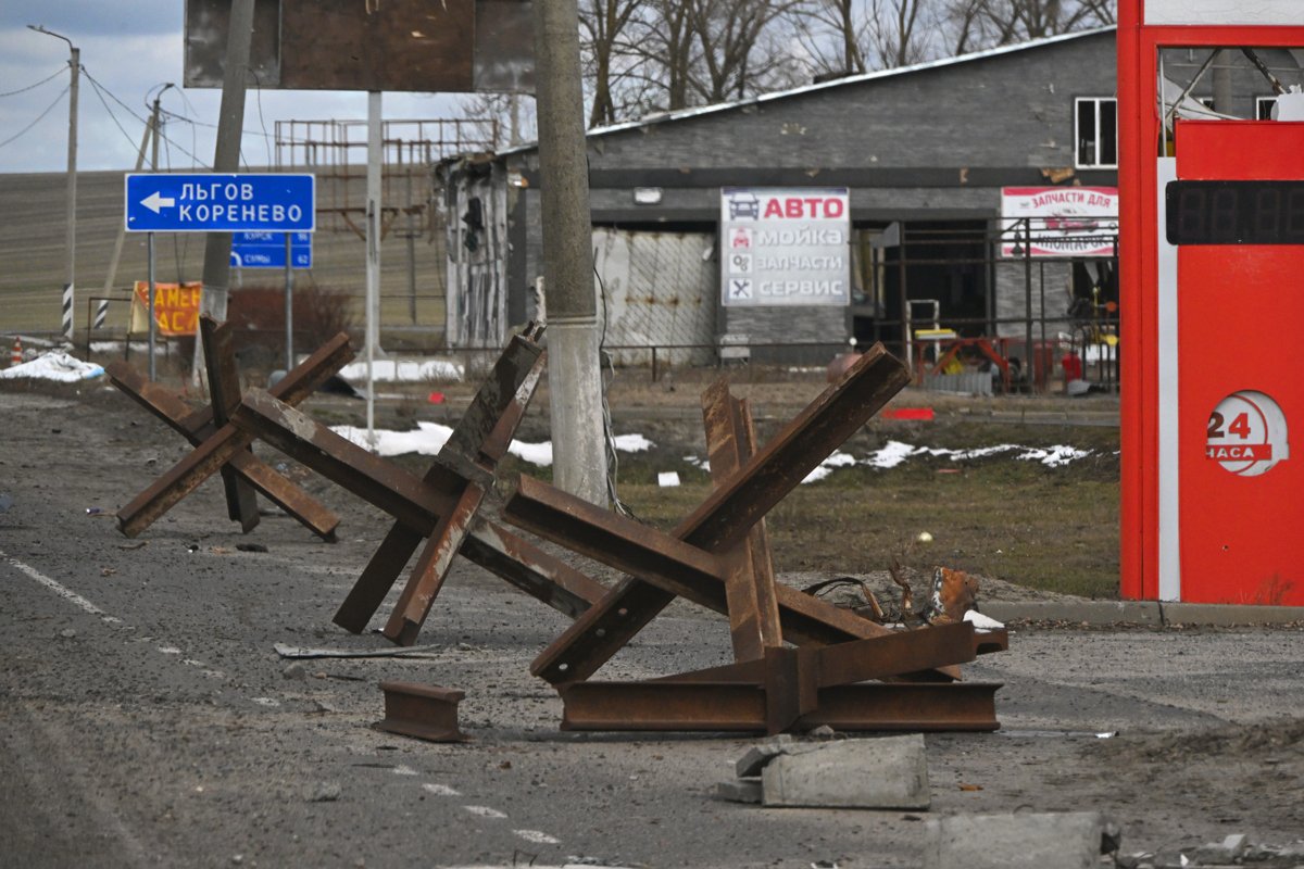 Заградительные противотанковые ежи на въезде в Суджу, 19 марта 2025 года. Фото: Анатолий Жданов / Коммерсантъ / Sipa USA / Vida Press