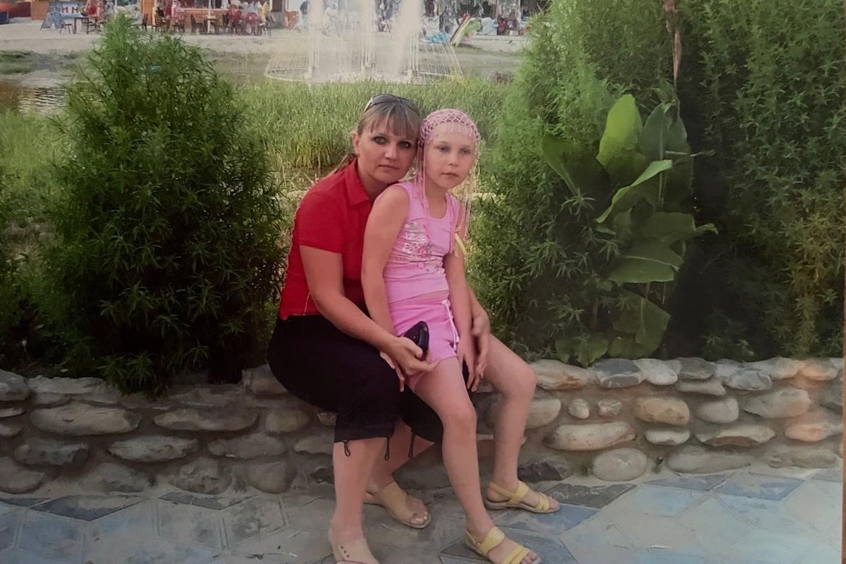 Алене 10 лет. Она с мамой на отдыхе в Анапе