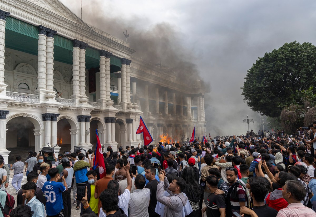 Протестующие у дворца Сингха-Дурбар в Катманду, Непал, 9 сентября 2025 года. Фото: Narendra Shrestha / EPA