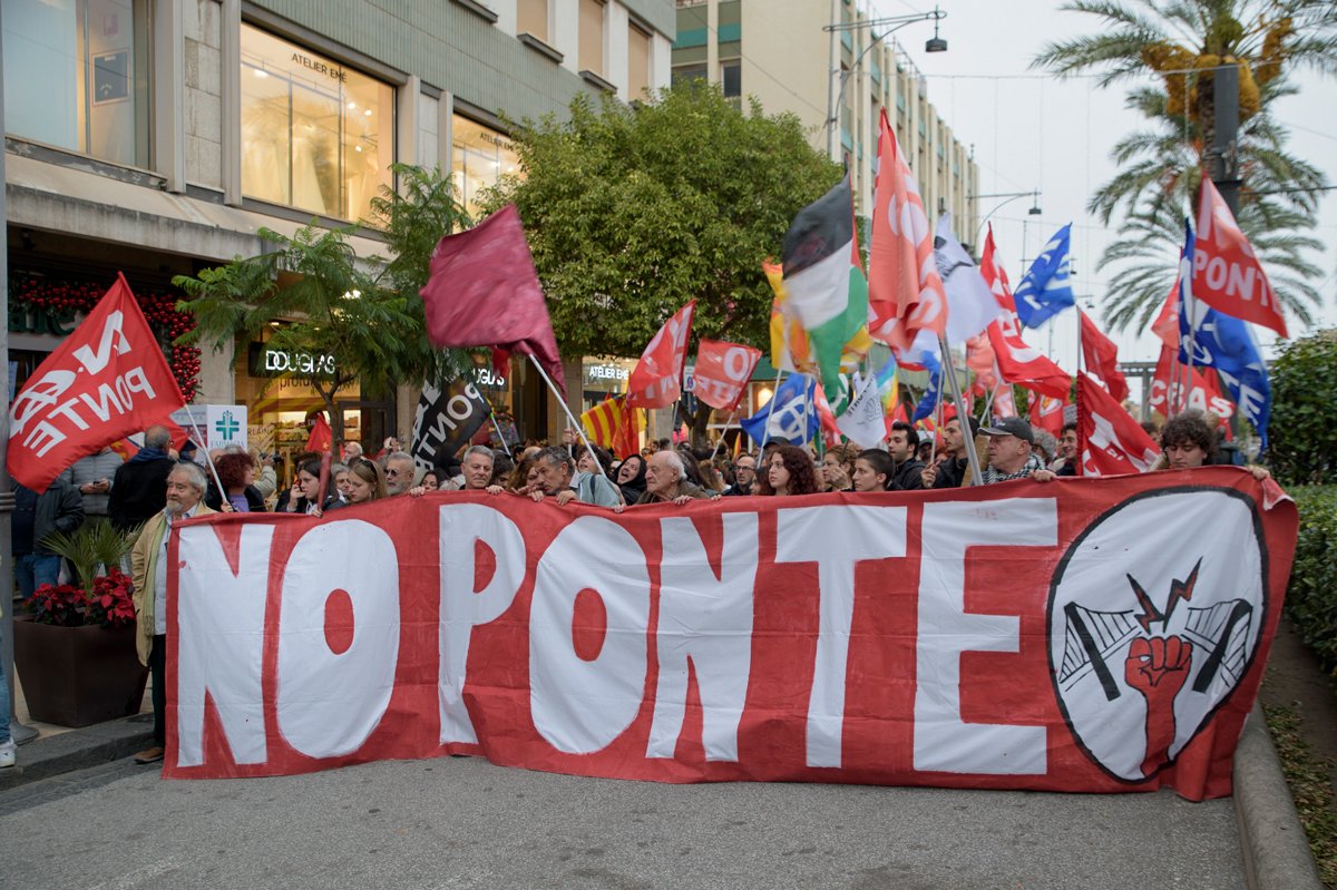 Акция протеста против строительства моста в Мессине, Сицилия, Италия, 2 декабря 2023 года. Фото: Marcello Valeri / Zuma Press Wire / Splash News / Vida Press