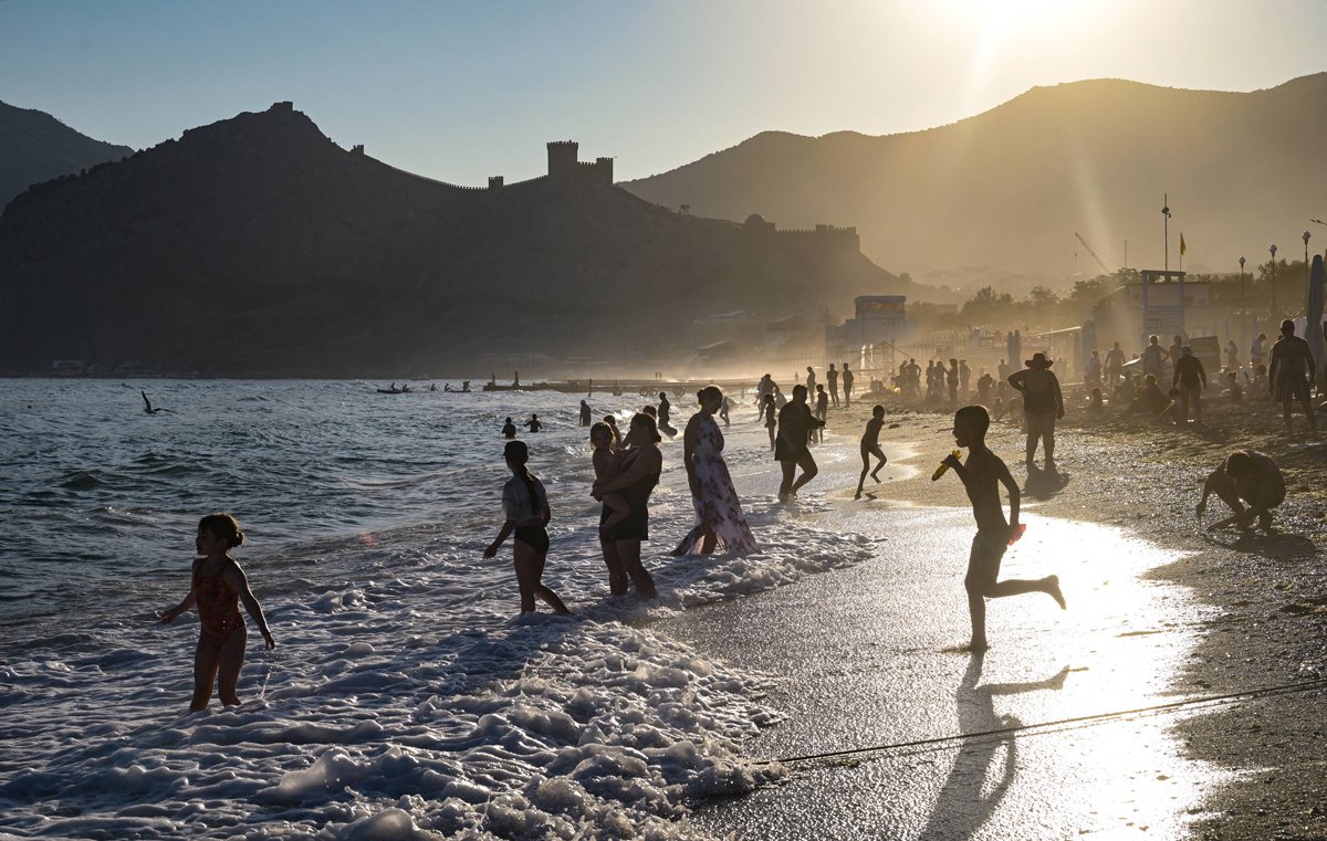 Отдыхающие на пляже в черноморском курорте Судак, Крым, 19 июня 2025 года. Фото: Константин Михалчевский / Спутник / Imago Images / SNA / Scanpix / LETA