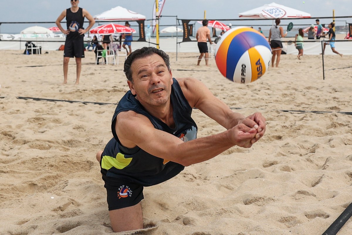 Луиш Монтенегру играет в пляжный волейбол в Эшпинью, 11 мая 2025 года. Фото: Miguel A. Lopes / EPA