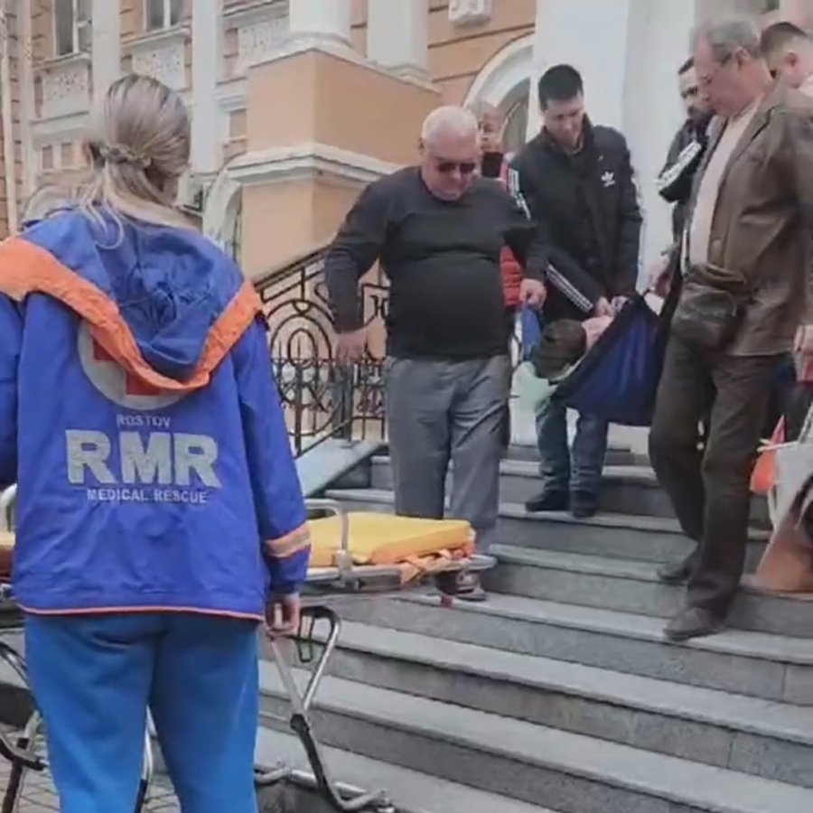 Людмилу Борзило выносят из здания суда, 13 марта 2025 года. Фото: Депутат Наталья Оськина /  VK