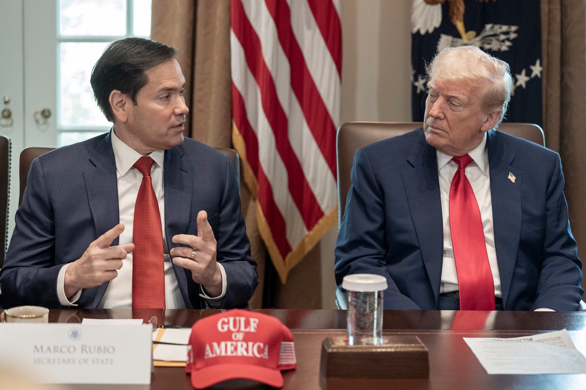 Госсекретарь США Марко Рубио и Дональд Трамп во время заседания кабинета министров в Белом доме, Вашингтон, США, 30 апреля 2025 года. Фото: Ken Cedeno / EPA