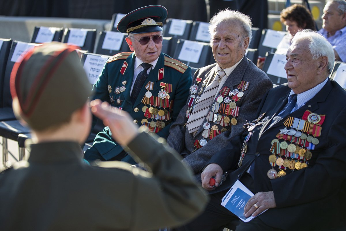 Ветераны участвуют в церемонии в честь 70-й годовщины победы союзников над нацистской Германией в Латруне, недалеко от Иерусалима, 7 мая 2015 года. Фото: Jack Guez / UPI / Shutterstock / Rex Features / Vida Press