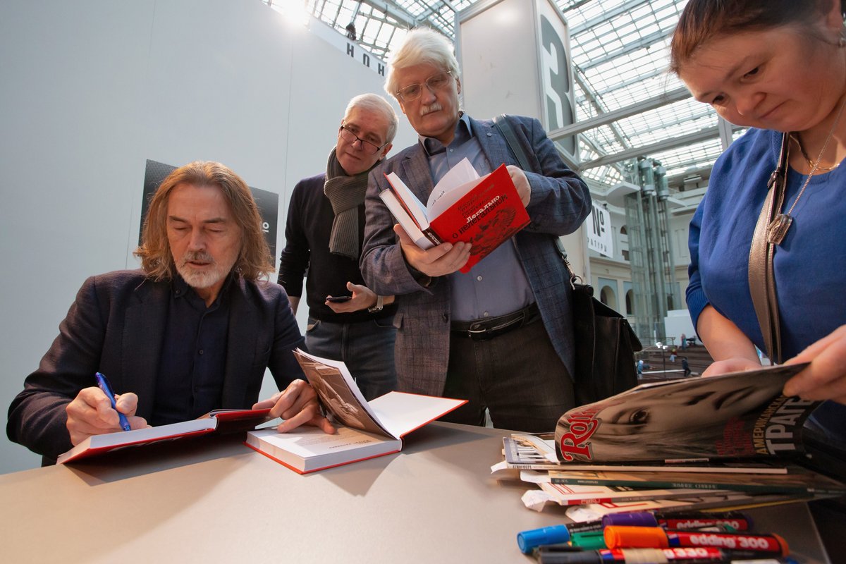 Никас Сафронов во время автограф-сессии на ярмарка литературы «Non/fiction №24» в Гостином дворе, Москва, 1 декабря 2022 года. Фото: Дмитрий Киселев / Коммерсантъ / Sipa USA / Vida Press