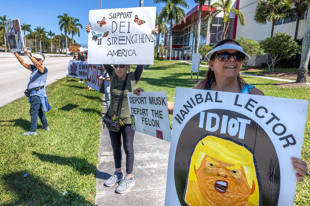 Активисты на акции протеста в США в Уэст-Палм-Бич, Флорида, США, 28 февраля 2025 года. Фото: Cristobal Herrera-Ulashkevich / EPA-EFE