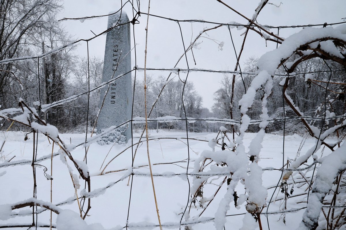 Пограничный столб на границе между США и Канадой, Шамплейн, США, 4 февраля 2025 года. Фото: Brian Snyder / Reuters / Scanpix / LETA