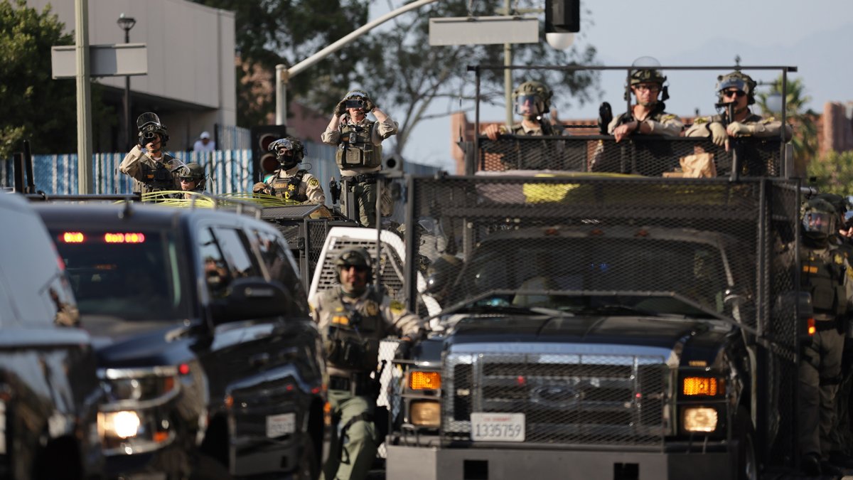Солдаты Калифорнийской национальной гвардии наблюдают за протестующими в Лос-Анджелесе, 9 июня 2025 года. Фото: Allison Dinner / EPA