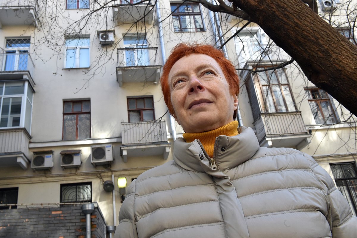 Дочь репрессированного Евгения Шашева возле дома, где жили ее родители, 19 апреля 2019 года. Фото: Анатолий Жданов / Коммерсантъ / Sipa USA / Vida Press