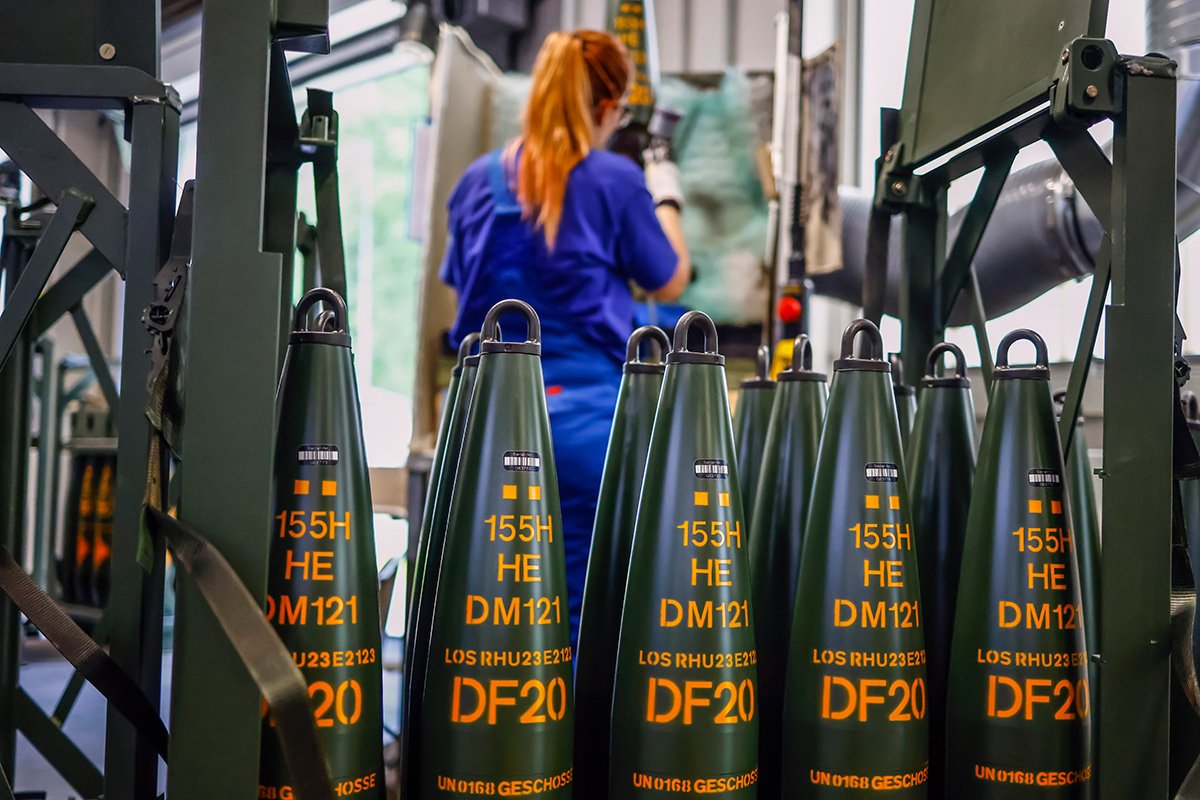 Сотрудник Rheinmetall на производстве 155-мм артиллерийских снарядов в Унтерлуссе, Германия, 6 июня 2023 года. Фото: Hannibal Hanschke / EPE-EFE