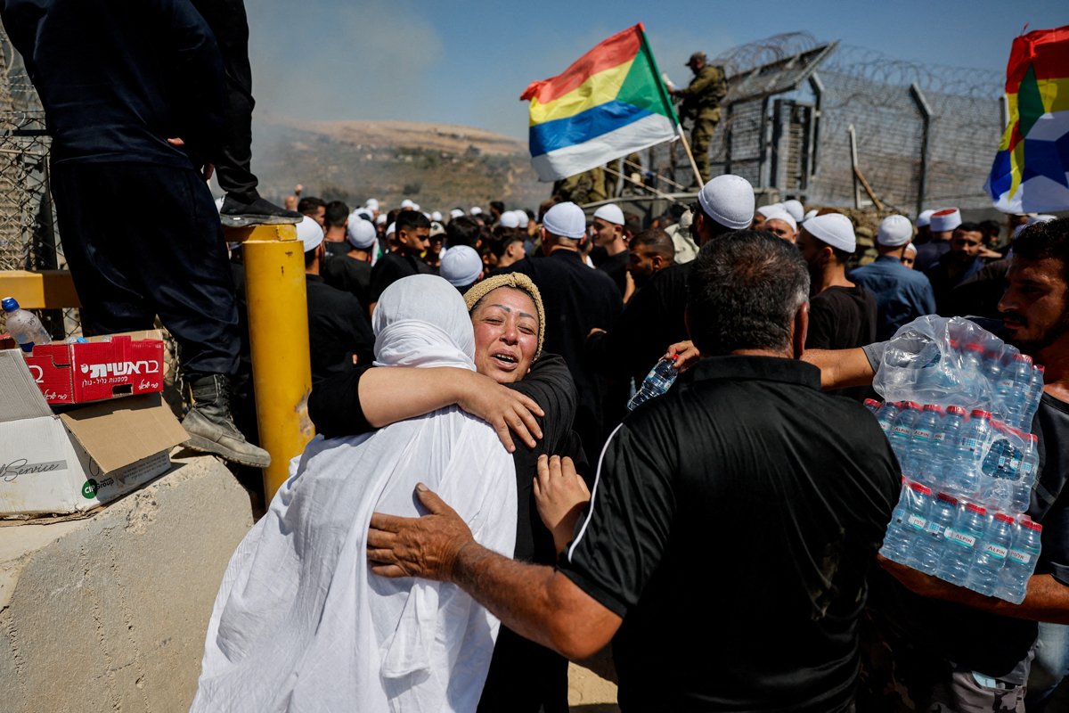 Друза из Сирии встречается с сестрой, перешедшей через границу, чтобы навестить родственников, 16 июля 2025 года. Фото: Ammar Awad / Reuters / Scanpix / LETA