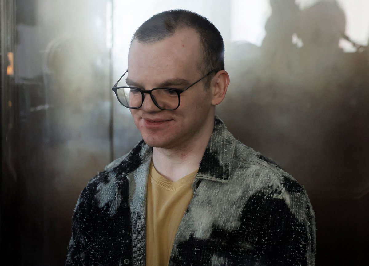 Артём Кригер в клетке для обвиняемых на заседании суда, Москва, 2 октября 2024 года. Фото: Максим Шеметов / Reuters / Scanpix / LETA