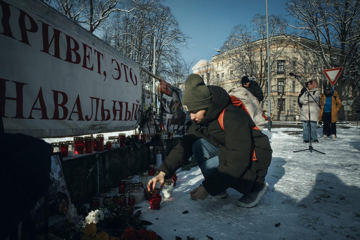 Люди зажигают свечи на акции в память об Алексее Навальном в Риге, Латвия, 16 февраля 2025 года. Фото: Влад Докшин / «Новая газета Европа»