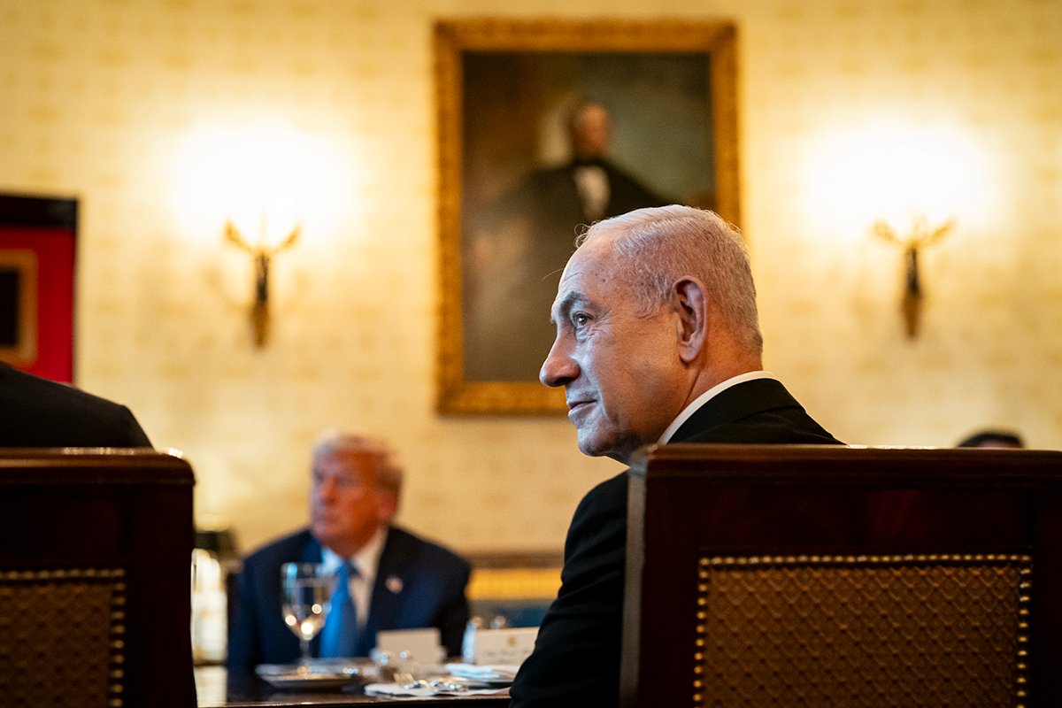 Премьер-министр Биньямин Нетаньяху во время ужина с президентом США Дональдом Трампом в Голубом зале Белого дома в Вашингтоне, округ Колумбия, США, 7 июля 2025 года. Фото: Al Drago / EPA