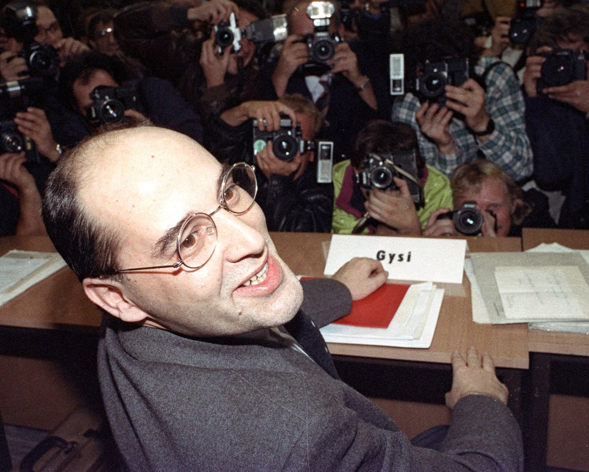 Грегор Гизи после избрания новым лидером социалистической партии, 9 декабря 1989 года. Фото: Michael Probst / Reuters / Scanpix / LETA