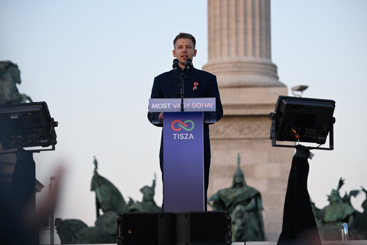 Лидер партии «Тиса» Петер Мадьяр выступает перед сторонниками во время Национального марша в Будапеште, Венгрия, 15 марта 2026 года. Фото: Robert Hegedus / EPA