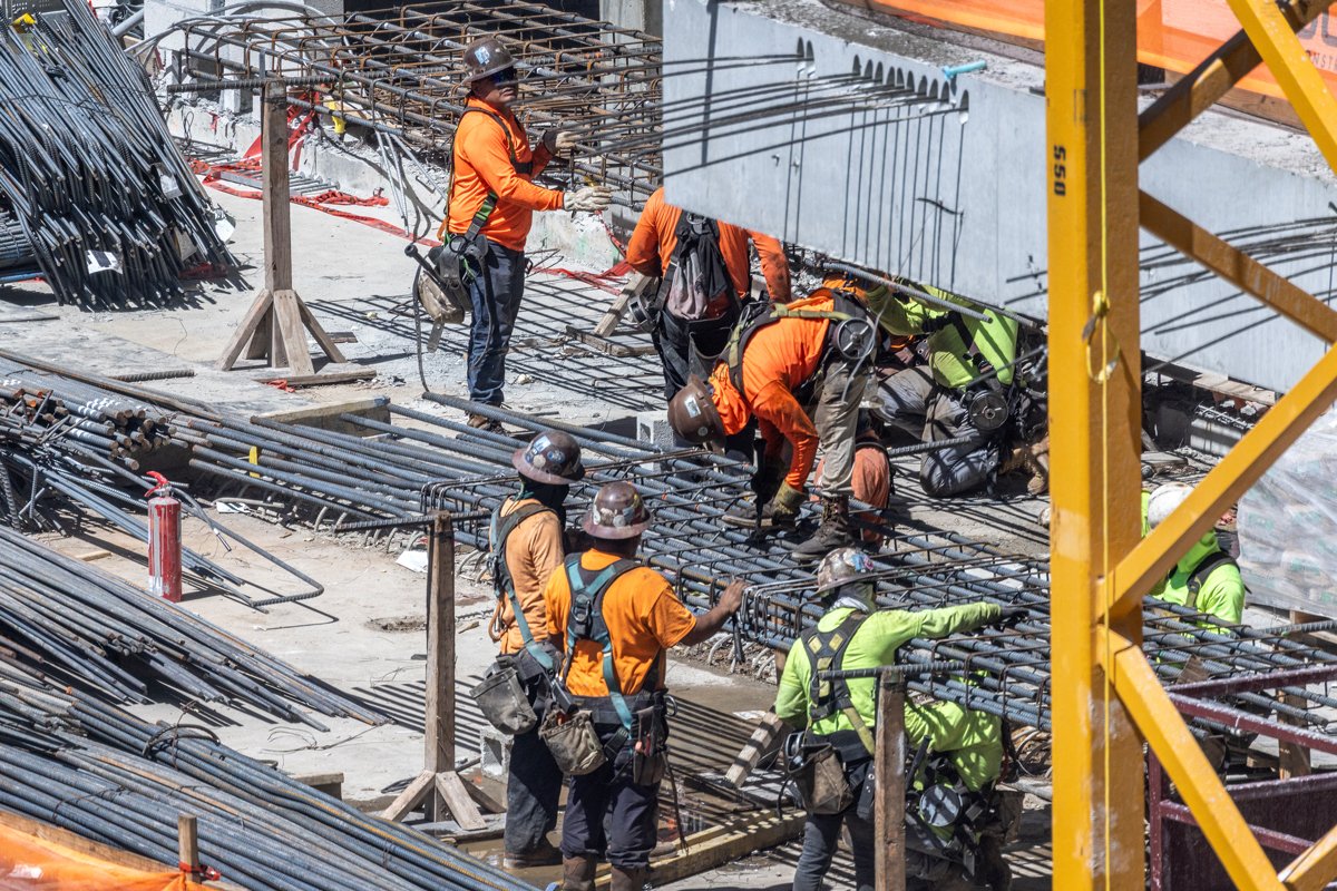 Рабочие устанавливают стальные конструкции на стройке в центре Майами, Флорида, США, 11 марта 2025 года. Фото: Cristobal Herrera-Ulashkevich / EPA