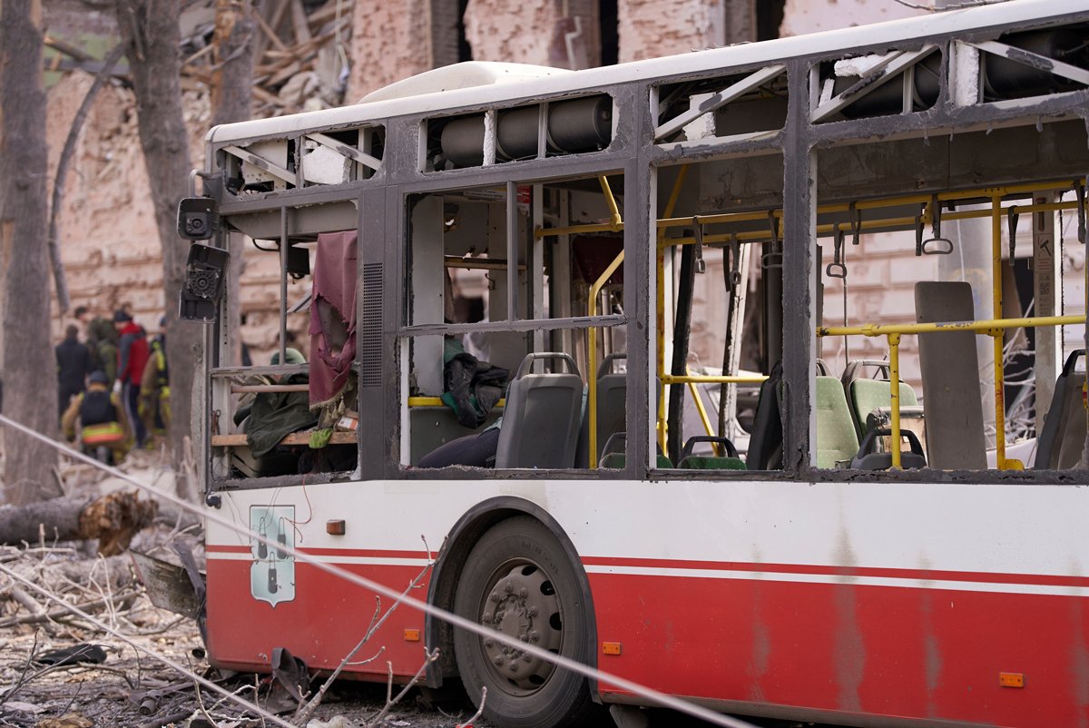 Поврежденный после ракетного удара троллейбус, Сумы, 13 апреля 2025 года. Фото: AP Photo / Scanpix / LETA