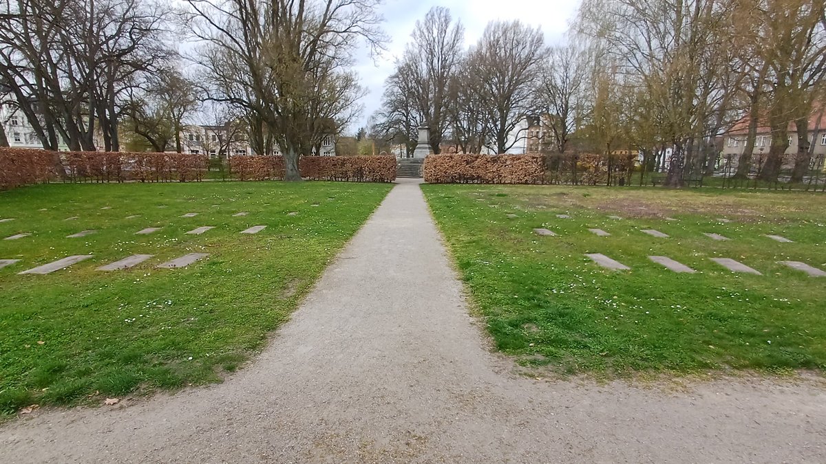 Захоронение советских солдат в Демине. Фото: Григорий Аросев