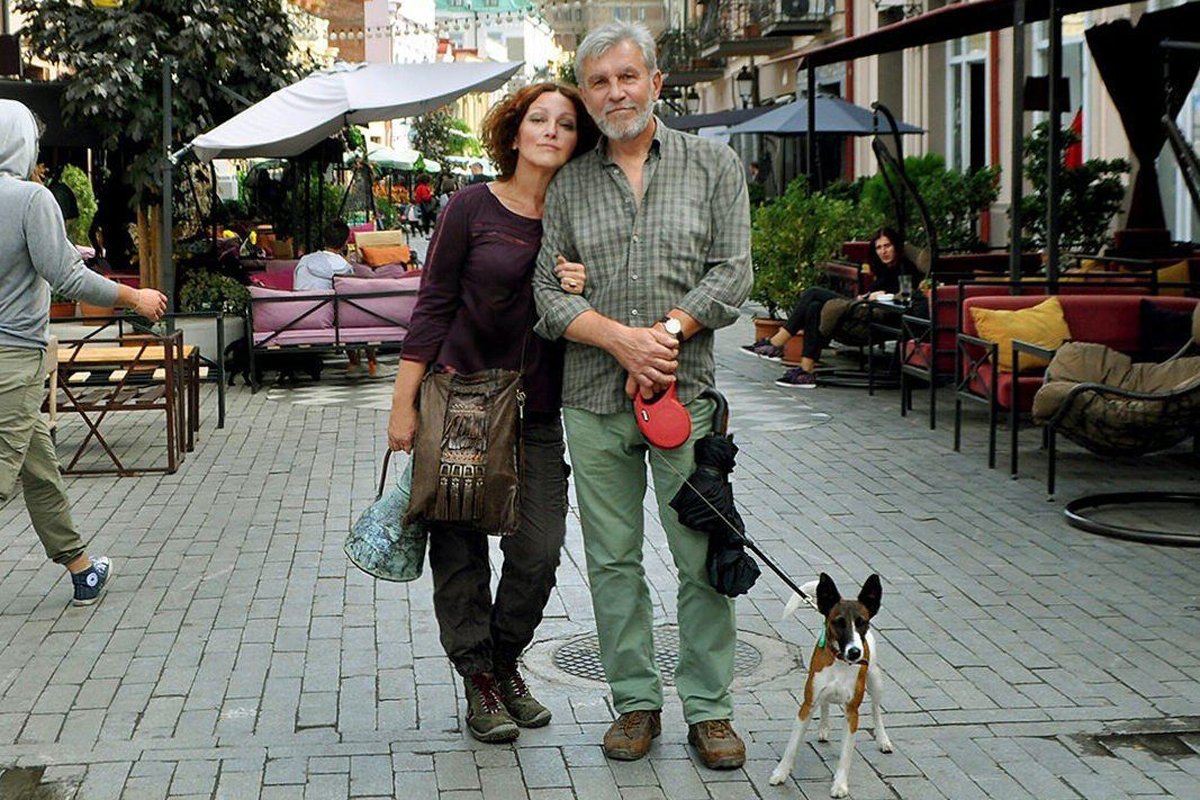 Людмила Разумова и Александр Мартынов с собачкой Зосей. Фото из семейного архива /  «Новая газета»