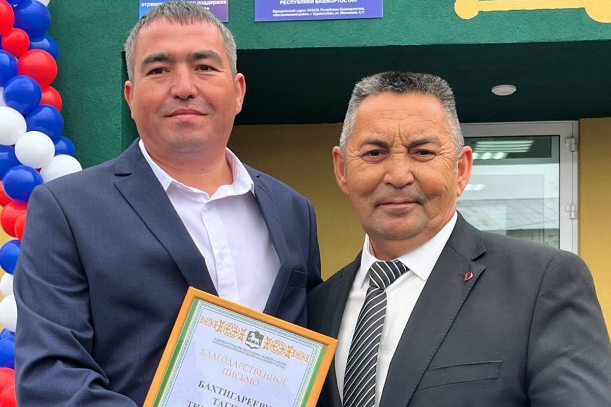 Директор ООО «Салаватское» Тагир Бахтигареев и глава администрации Абзелиловского района Айрат Аминев. Фото: Салаватское /  VK
