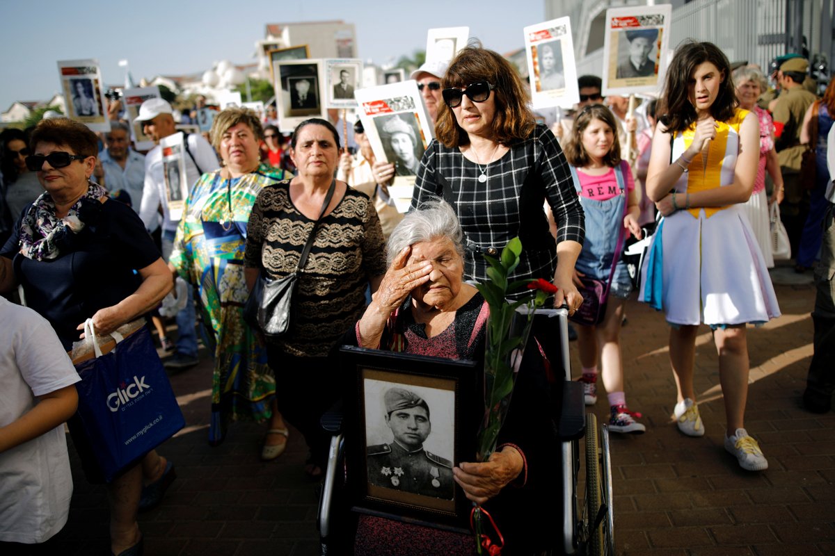 Родственники ветеранов Второй мировой войны участвуют в шествии в память о Дне Победы, Ашдод, 9 мая 2017 года. Фото: Amir Cohen / Reuters / Scanpix / LETA