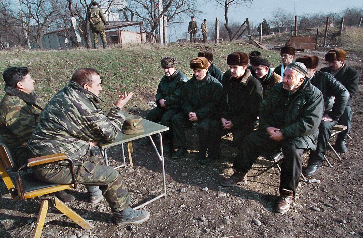 Генерал Владимир Шаманов, командующий западной группировкой российских войск в Чечне, беседует со старейшинами неподалёку от Грозного, 22 декабря 1999 года. Фото: EPA