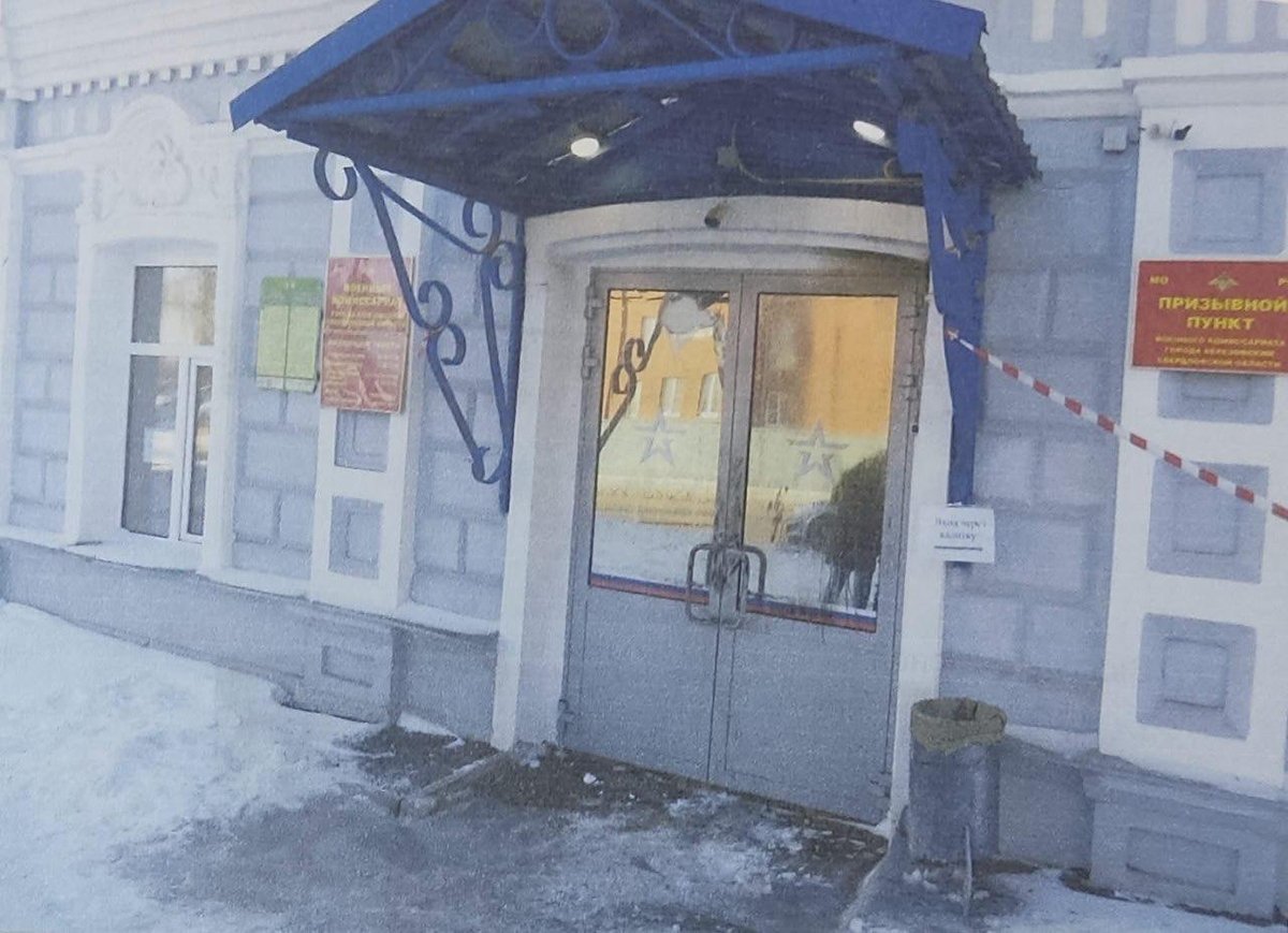 Обгоревшая дверь военкомата. Сумма ущерба  составила  менее 1300 рублей. Фото: из материалов дела