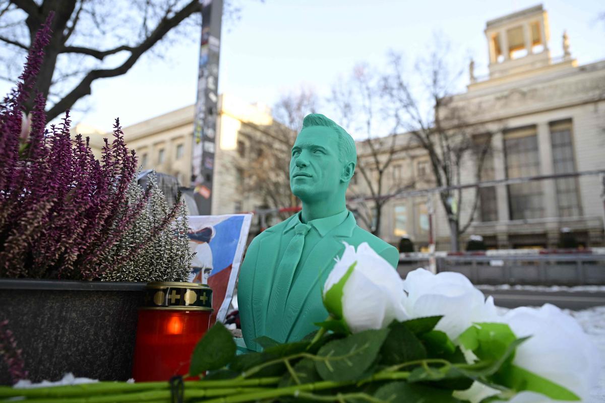 Бюст Алексея Навального на импровизированном мемориале перед посольством России в Берлине, Германия, 16 февраля 2025 года. Фото: John MacDougall / AFP / Scanpix / LETA