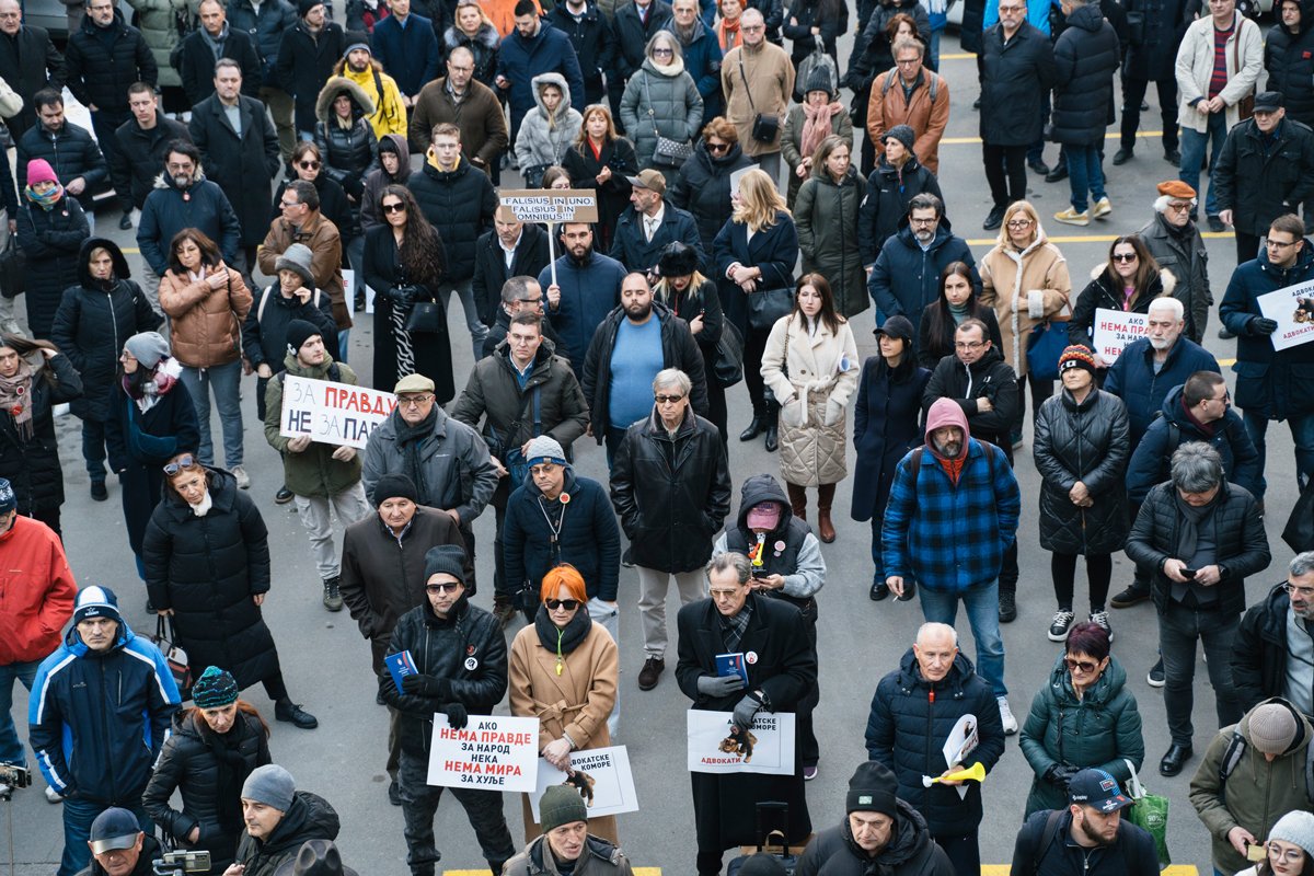 Акция протеста адвокатов у офиса гостелерадиокомпании РТС. Фото: Евгений Петухов / «Новая газета Европа»