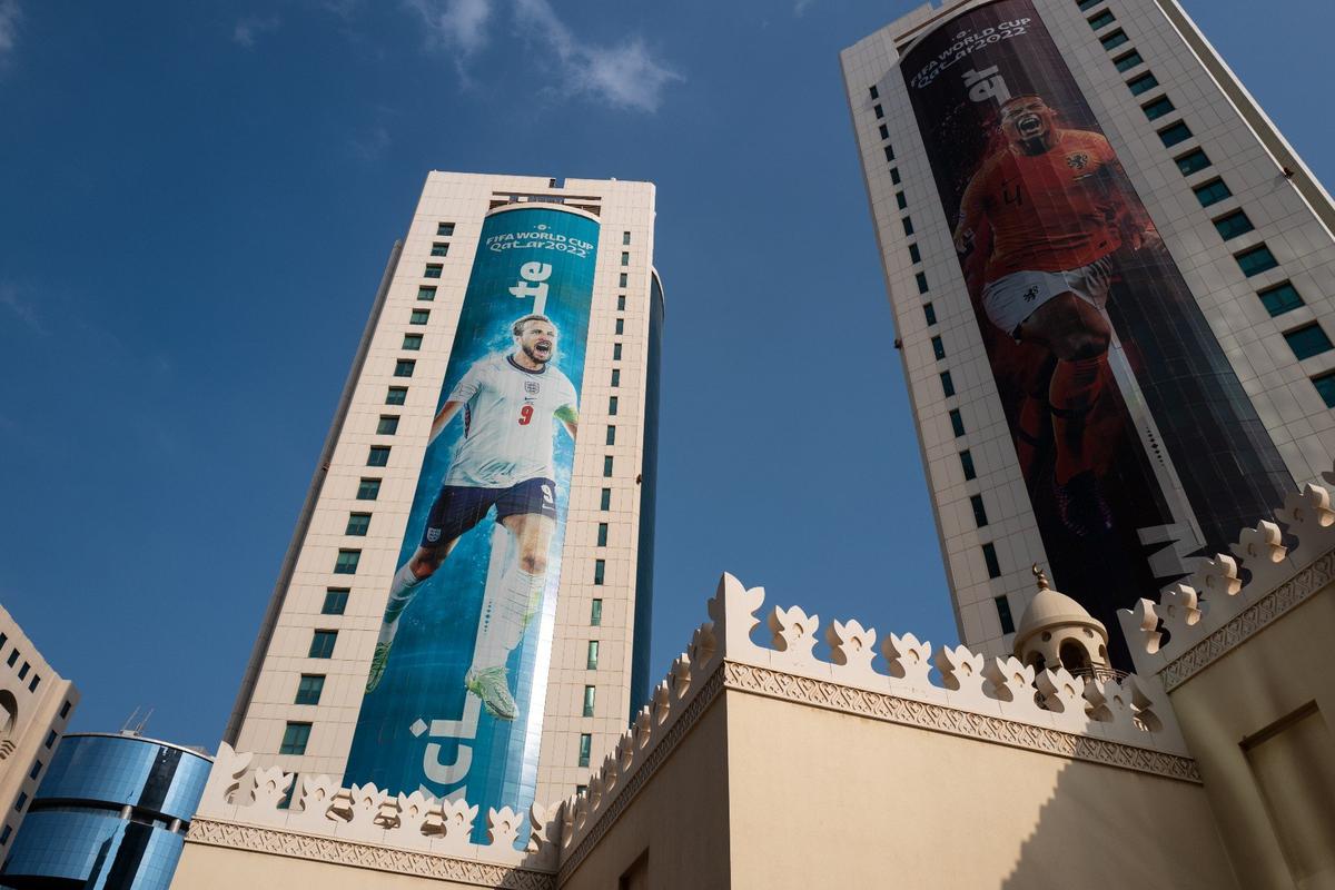 Огромное изображение игрока сборной Англии по футболу Гарри Кейна на здании в Вест-Бэй, Доха, Катар. Фото:Robbie Jay Barratt- AMA / Getty Images