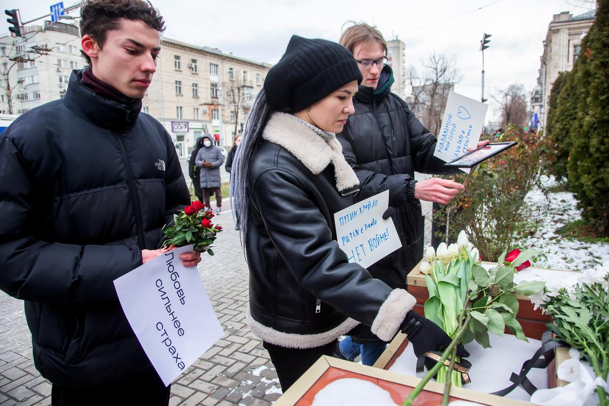 Люди возлагают цветы и зажигают свечи у посольства России после Марша памяти в честь Алексея Навального, Кишинёв, 16 февраля 2025 года. Фото: Dumitru Doru / EPA