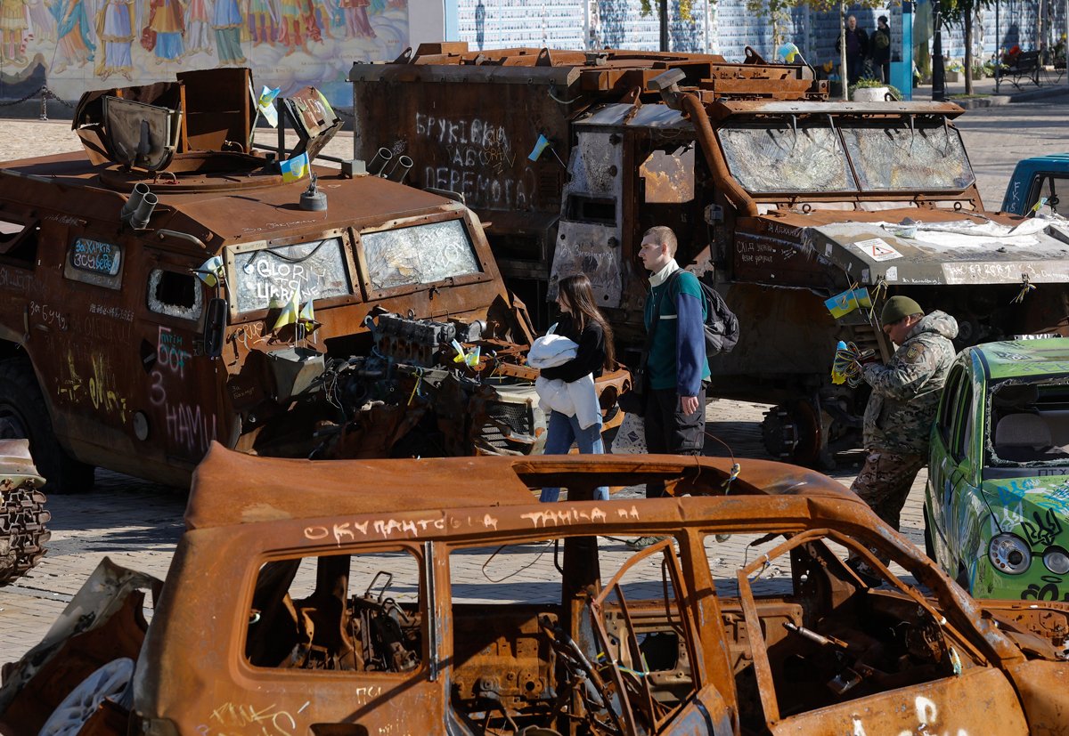 Выставка разрушенной российской военной техники возле Михайловского собора в центре Киева, 22 октября 2024 года. Фото: Sergey Dolzhenko / EPA