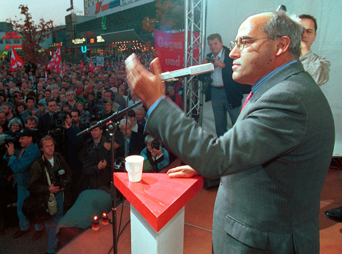 Грегор Гизи выступает перед сторонниками на предвыборном митинге в Берлине, 24 сентября 1998 года. Фото: Reuters / Scanpix / LETA