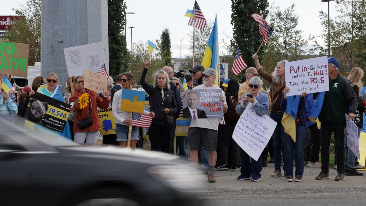 Акция в Анкоридже против визита Владимира Путина на Аляску. Фото: Jeenah Moon / Reuters / Scanpix / LETA