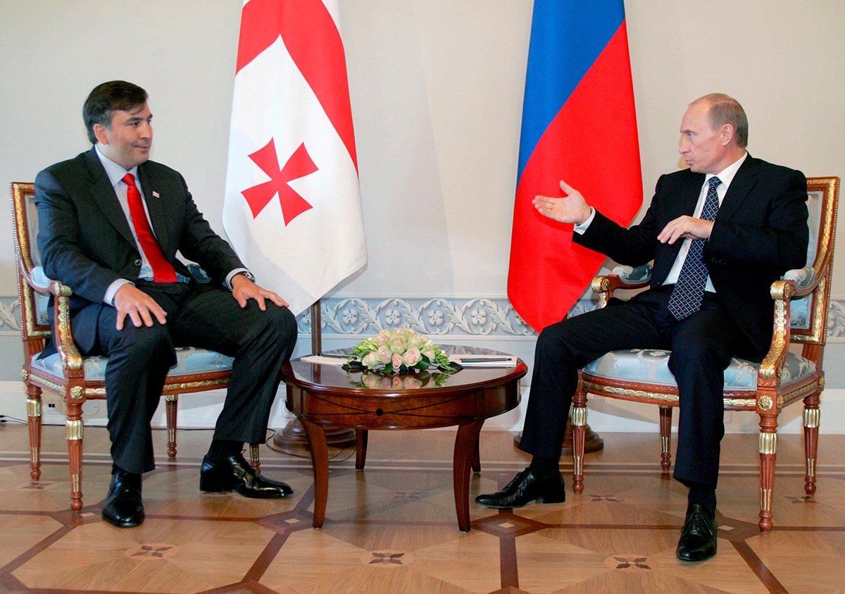 Владимир Путин и Михаил Саакашвили во время встречи в Санкт-Петербурге, 9 июня 2007 года. Фото: Александр Демьянчук / EPA