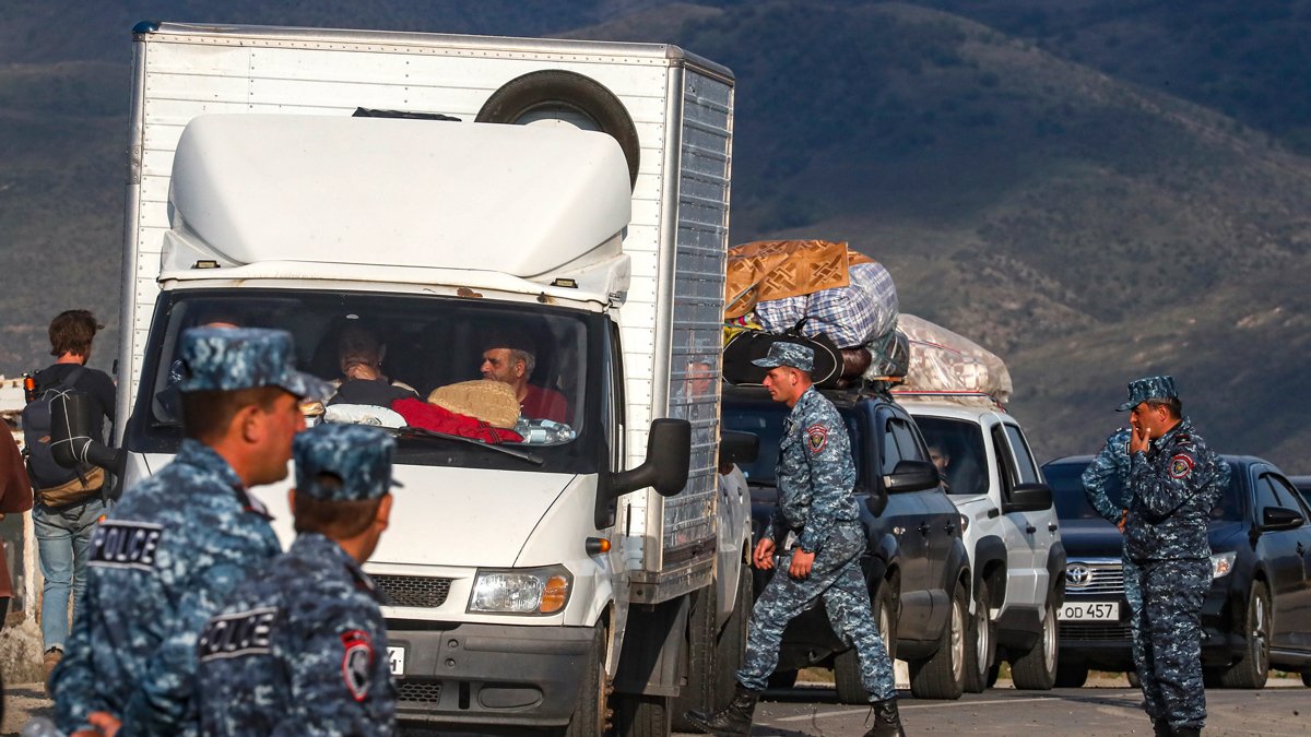 Армянская полиция организует проезд этнических армян, бежавших из Нагорного Карабаха, Корнидзор, 28 сентября 2023 года. Фото: Анатолий Мальцев / EPA