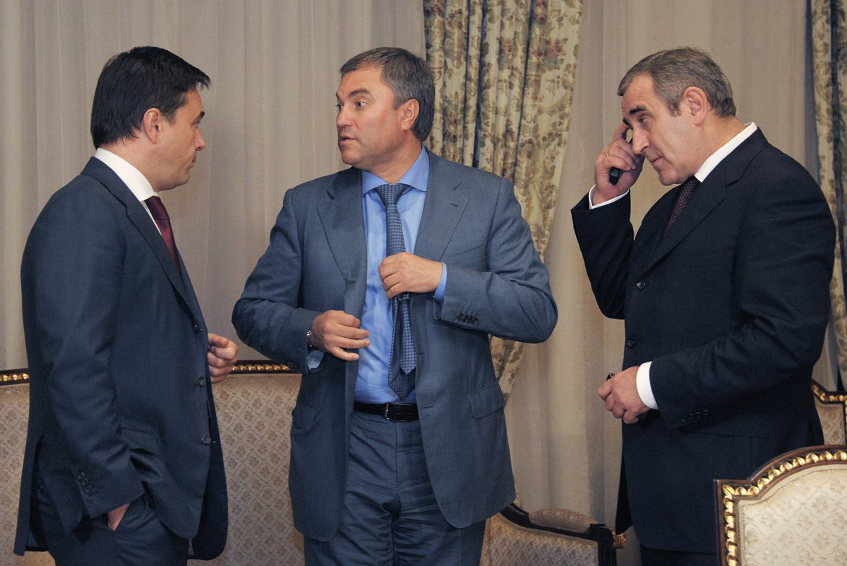 Слева направо: Андрей Воробьев, Вячеслав Володин и Сергей Неверов во время встречи председателя правительства России Дмитрия Медведева с активом партии Единая Россия в резиденции «Горки», Подмосковье, 11 сентября 2012 года. Фото: Александр Миридонов / Коммерсантъ / Sipa USA / Vida Press