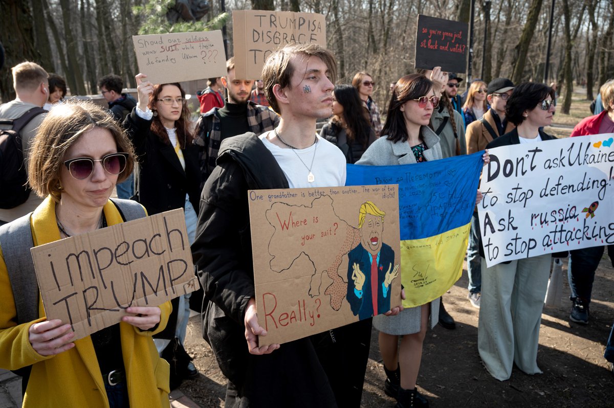 Участники акции «Америка, проснись!» у посольства США в Киеве, Украина, 8 марта 2025 года. Фото: Danylo Antoniuk / Ukrinform / Shutterstock / Rex Features / Vida Press