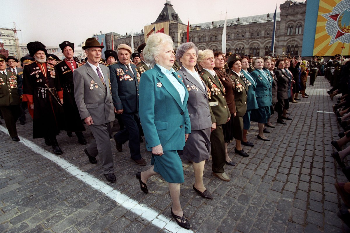 Российские ветераны Второй мировой войны участвуют в параде Победы на Красной площади в Москве, 9 мая 1995 года. Фото: Юрий Кадобнов / EPA