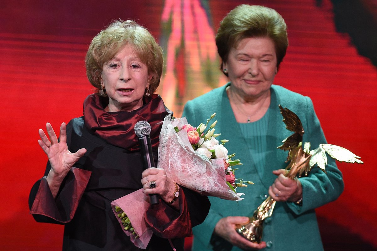 Актриса Лия Ахеджакова (слева) и вдова первого президента России Наина Ельцина (справа) во время церемонии вручения премии «Ника», 31 марта 2015 года. Фото: Александр Миридонов / Коммерсантъ / Sipa USA / Vida Press