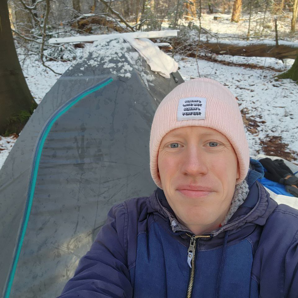 Алексей Никитин с палаткой в лесу. Фото из личного архива героя