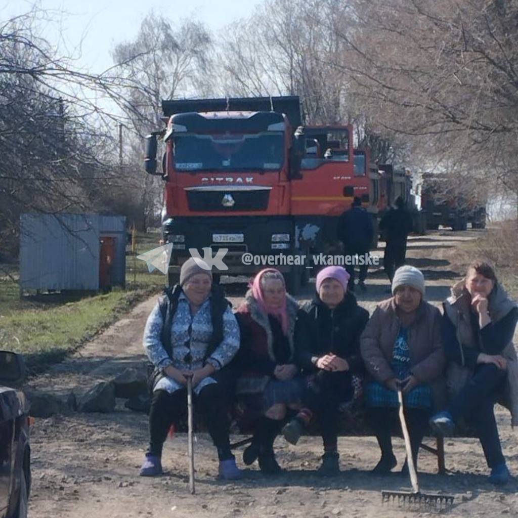 Жители хутора Плешаков блокируют дорогу, 24 марта 2025 года. Фото из группы Подслушано Каменск-Шахтинский / VK