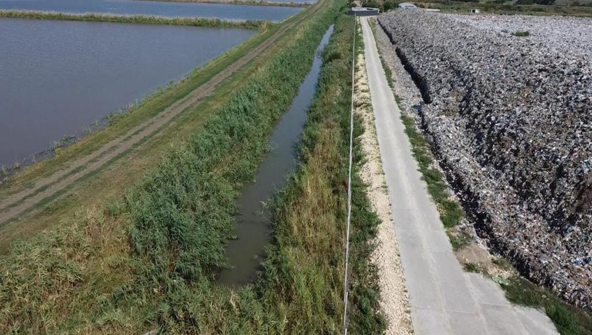 Мусорный полигон в Полтавской среди рисовых чеков, июнь 2023 года. Фото: Easydust1k / Wikimedia (CC BY-SA 4.0)