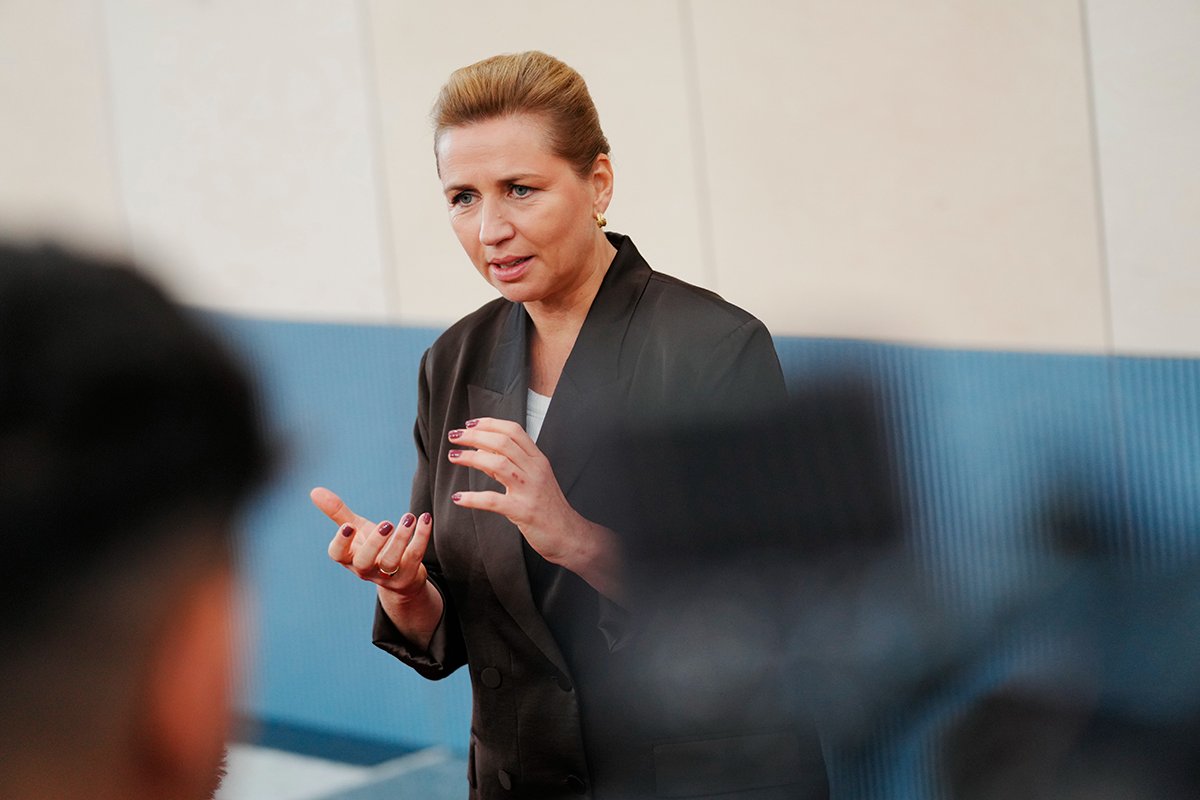 Премьер-министр Дании Метте Фредериксен выступает перед СМИ в Копенгагене, Дания, 2 октября 2025 года. Фото: Ida Marie Odgaard / EPA