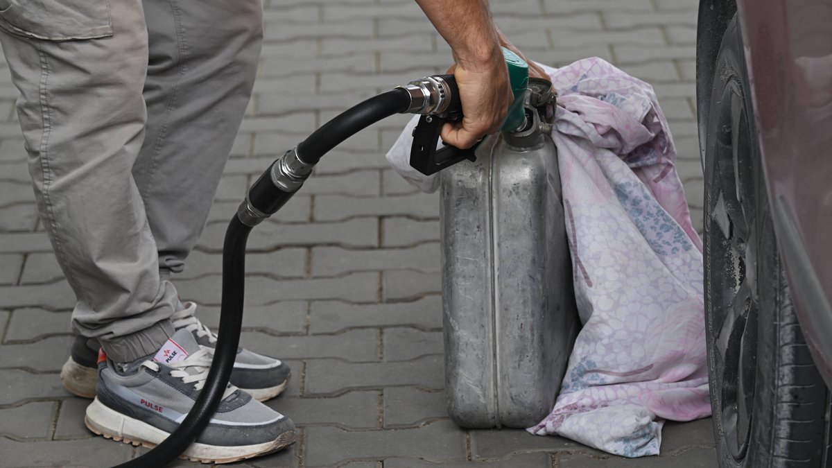 Мужчина наполняет канистру топливом заправке в Крыму, 25 сентября 2025 года. Фото: РИА Новости / Спутник / Imago Images / Scanpix / LETA